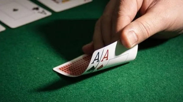 德州撲克牌桌技巧（qiǎo） 手握強（qiáng）牌如何引（yǐn）誘對手（shǒu）多多跟注