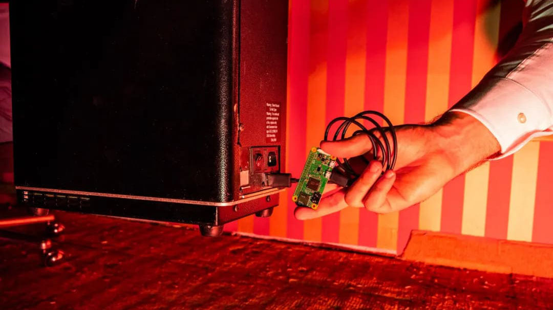 德州撲克（kè）作弊 新方式揭（jiē）秘 記者“黑”進洗牌機實測