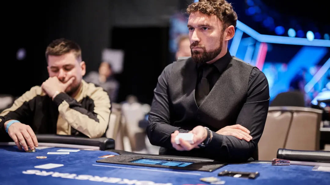 德州撲克發牌（pái）員失誤 亮牌這手（shǒu）牌到底（dǐ）該不（bú）該棄？